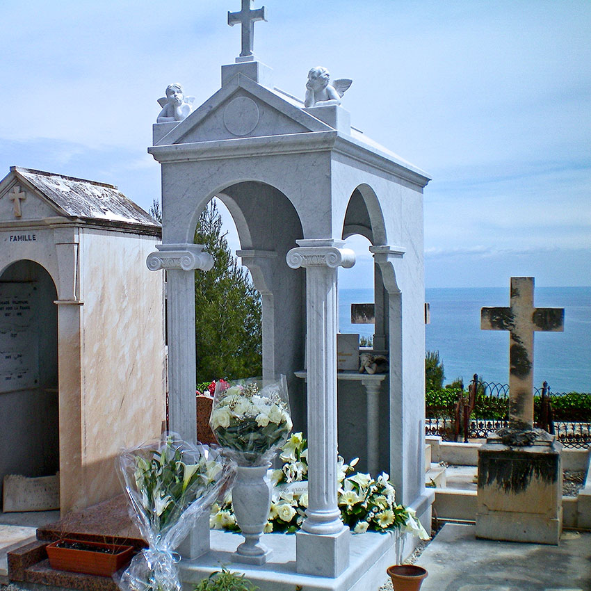 Vous souhaitez opter pour un monument funéraire Chapelle ?