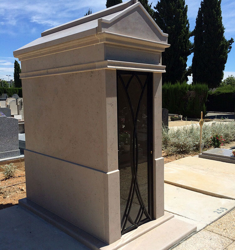 Chapelle en pierre au cimetière de Caucade à Nice