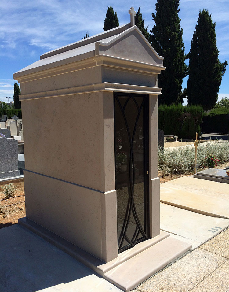 Chapelle en pierre au cimetière de Caucade à Nice