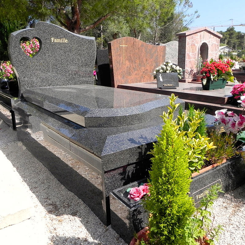 Monument granit noir stèle découpée