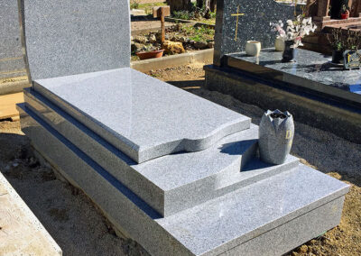 Monument Complys Gris impérial