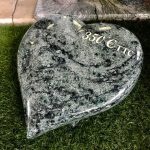 coeur-massif-granit-accessoire-funeraire