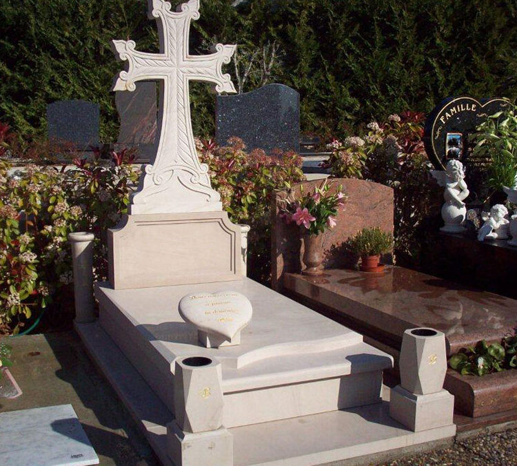 Monument en pierre sculptée