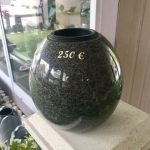 vase-funeraire-boule-granit