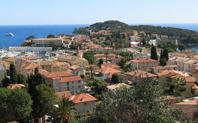 Pose d’un monument au cimetière de Saint-Jean-Cap-Ferrat