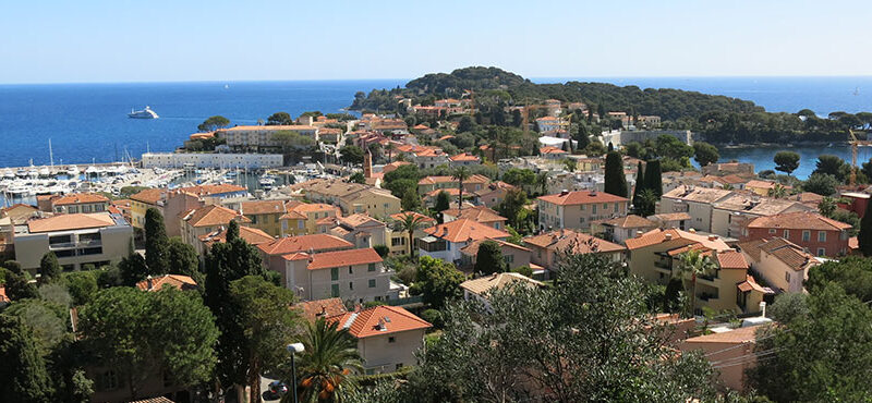 Pose d&rsquo;un monument au cimetière de Saint-Jean-Cap-Ferrat