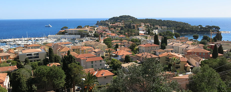 Pose d’un monument au cimetière de Saint-Jean-Cap-Ferrat