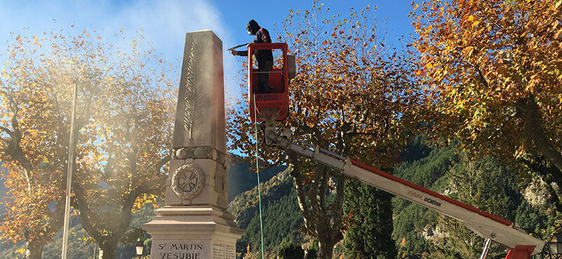 Nettoyage d&rsquo;un monument aux morts