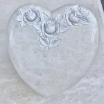 coeur-sculpte-granit-blanc