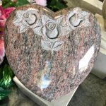 coeur-sculpte-granit-funeraire