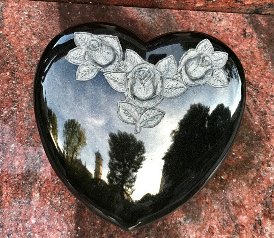 coeur-sculpte-granit-noir