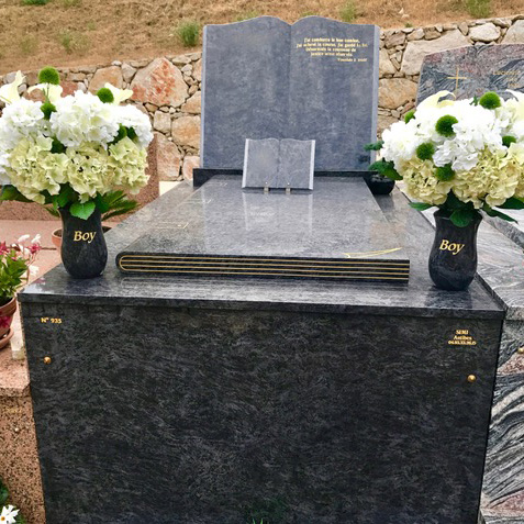 Monument stèle livre à Cagnes-sur-Mer