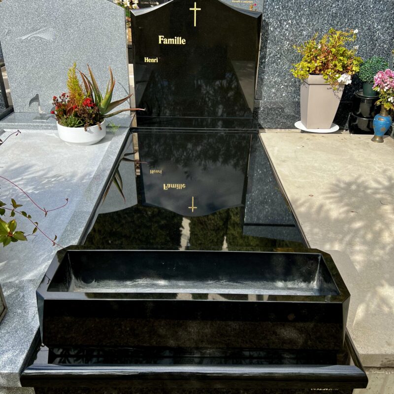 Monument funéraire en granit noir absolu à Monaco