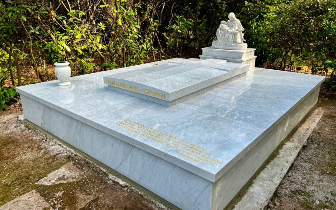 Monument funéraire en marbre blanc à Antibes