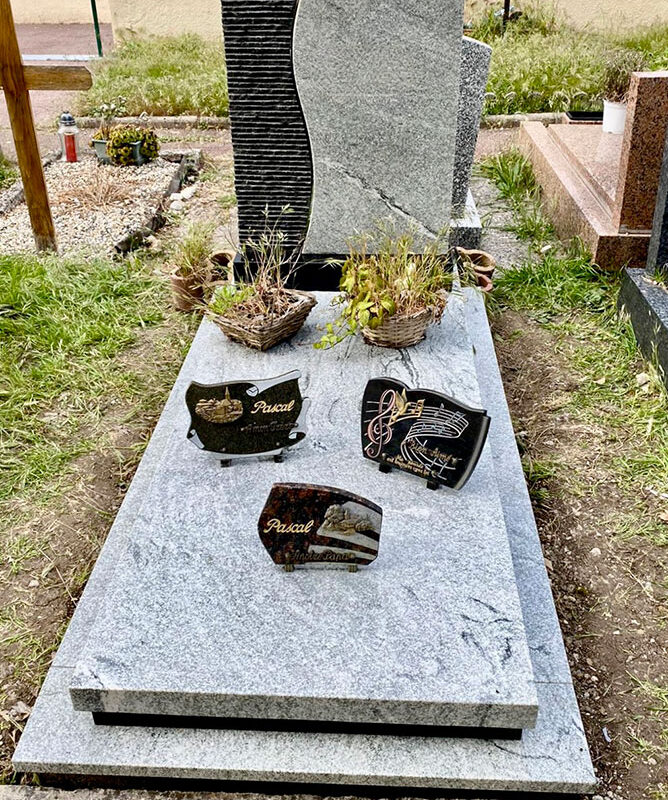 Monument bicolore moderne