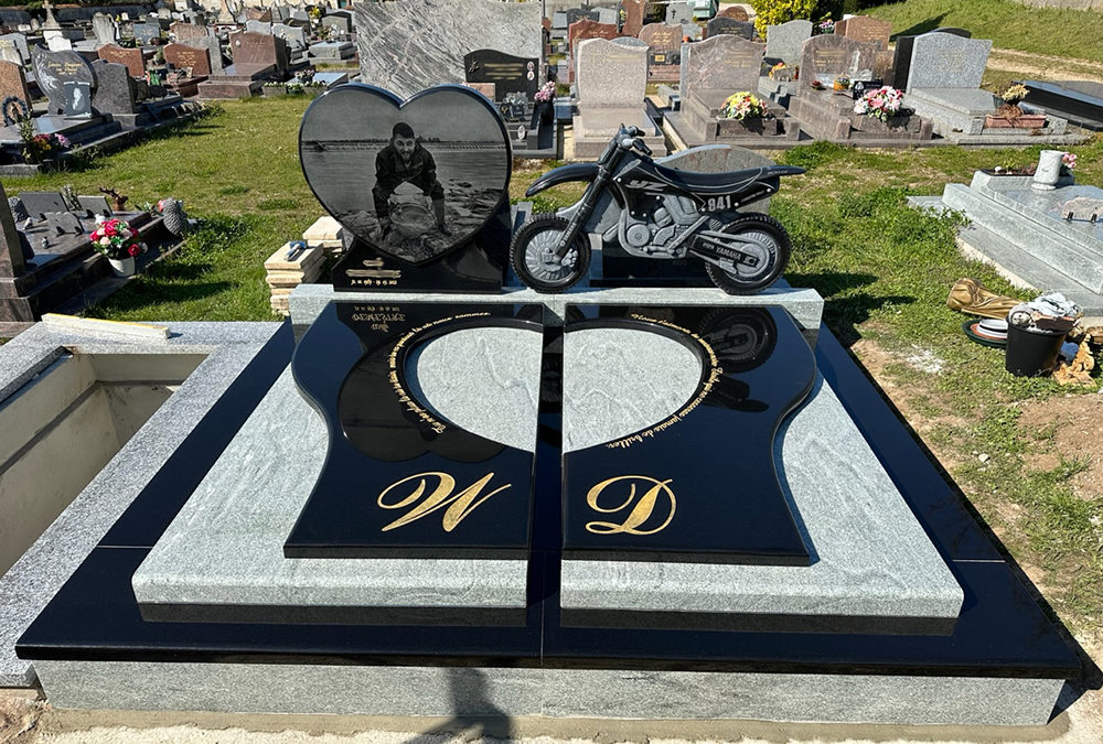 Monument funéraire double concession avec sculpture moto