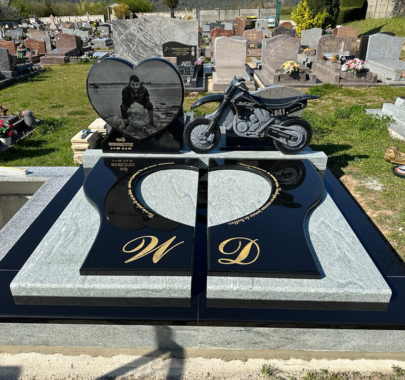 Monument funéraire double concession avec sculpture moto