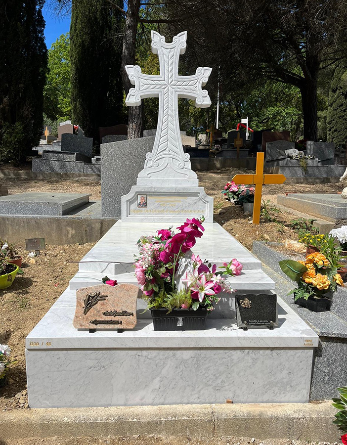 Monument-funeraire-croix-armenienne-marbre-carrare