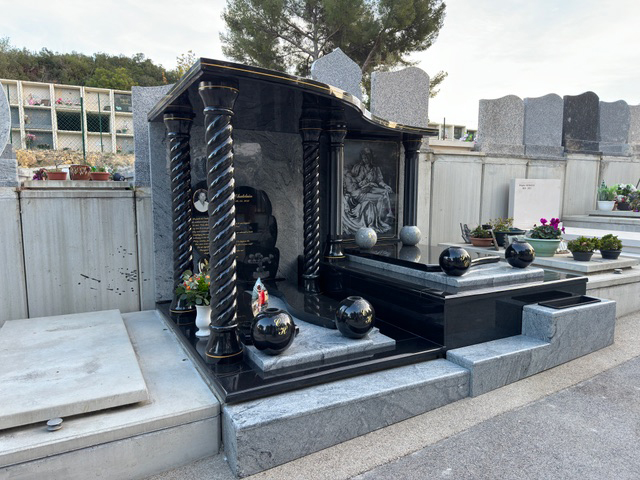 La création d’un monument familial à deux niveaux