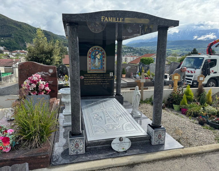 chapelle-funeraire-vitrail