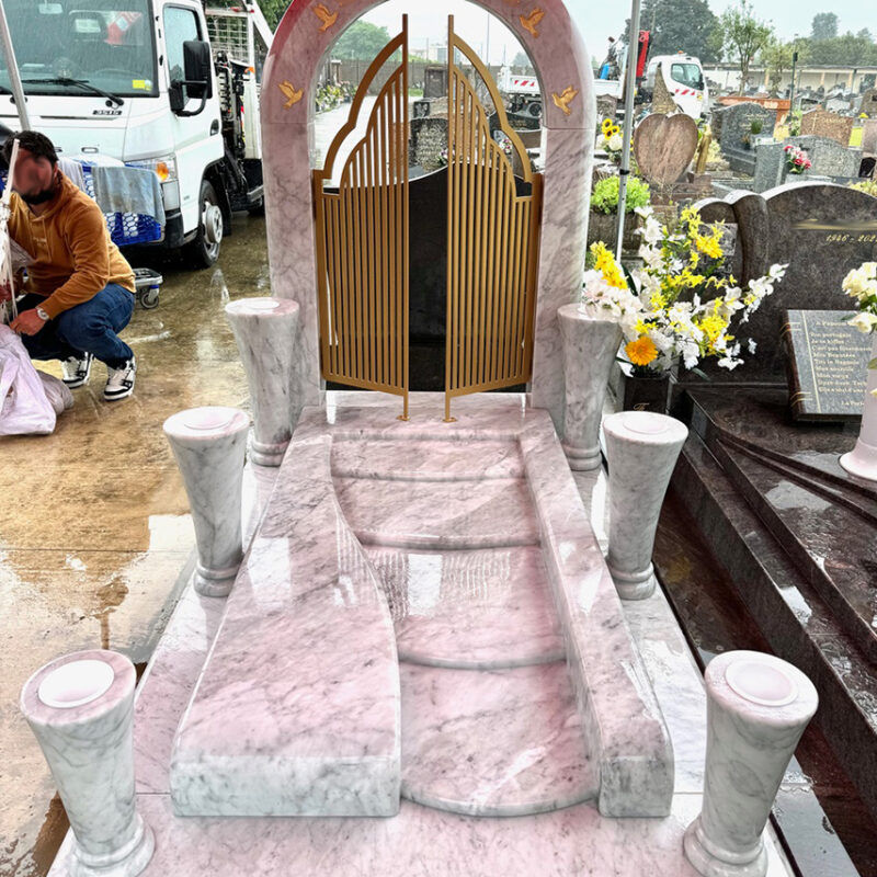 Monument funéraire en marbre blanc avec portes symboliques pour un dernier voyage