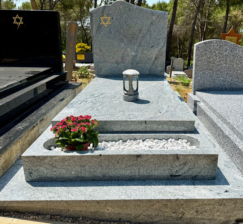 Monument funéraire posé à Antibes (06)