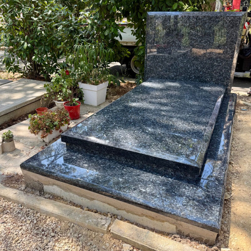 Monument funéraire en granit Labrador Bleu posé à Antibes (06)