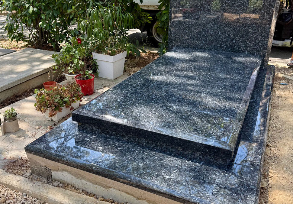 Monument funéraire en granit Labrador Bleu posé à Antibes (06)