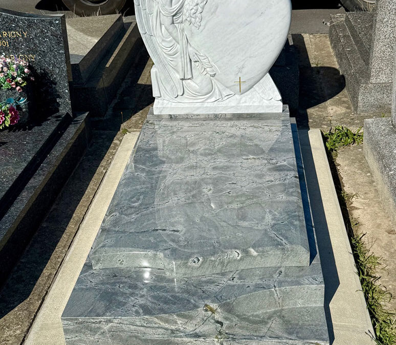 Monument funéraire en marbre de Carrare et granit Grey Pearl posé à Garenne-Colombes (92)