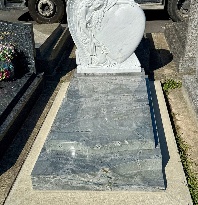 Monument funéraire en marbre de Carrare et granit Grey Pearl posé à Garenne-Colombes (92)