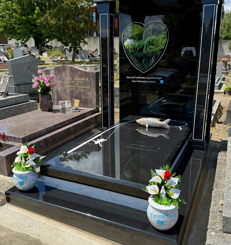 Monument funéraire en granit Noir Fin et marbre blanc posé à Longjumeau (91)