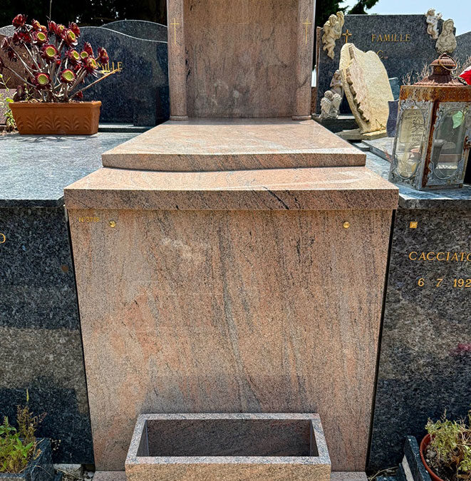 Monument funéraire hors sol posé à Menton (06)