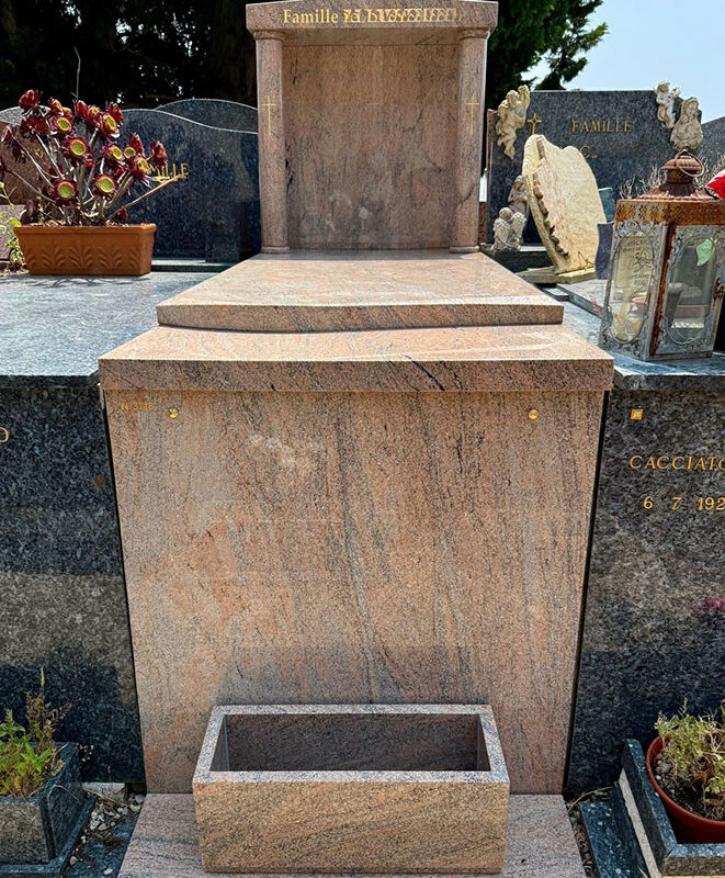 Monument funéraire hors sol posé à Menton (06)