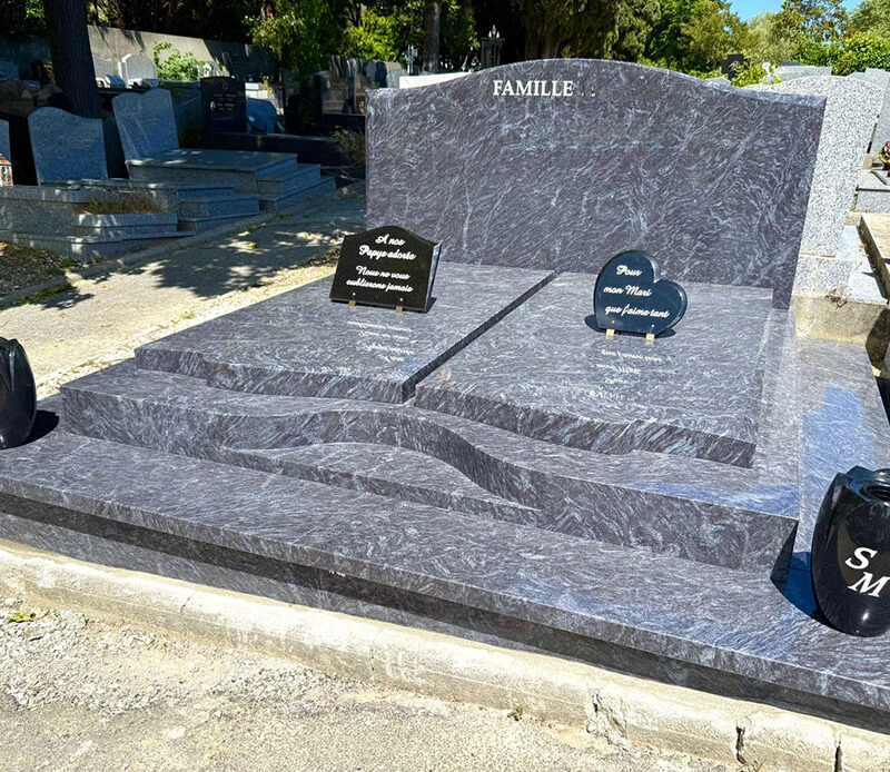 Monument funéraire double posé à Antibes (06)