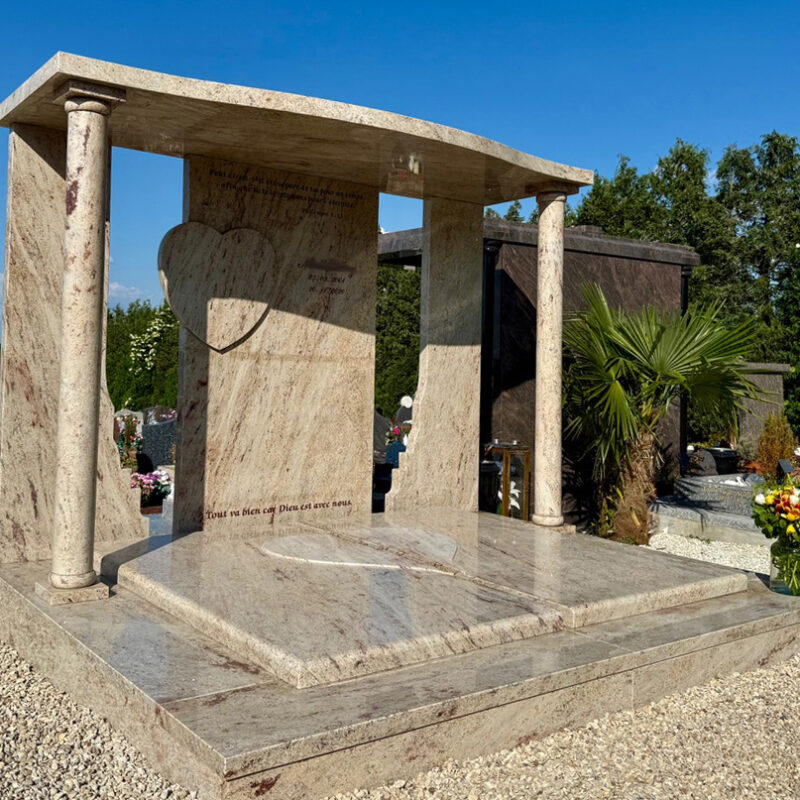 Monument funéraire sur-mesure en granit Kashmir Gold