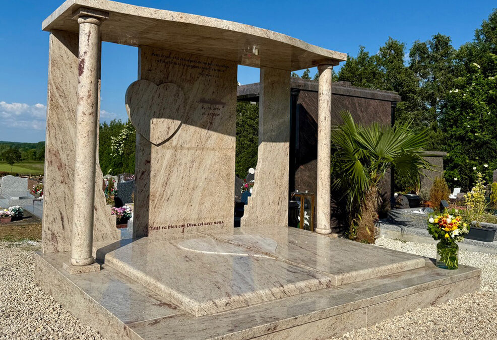 Monument funéraire sur-mesure en granit Kashmir Gold