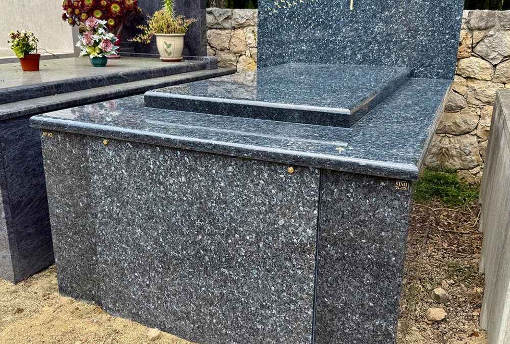 Monument funéraire hors sol posé en granit Labrador Bleu posé à Valbonne (06)