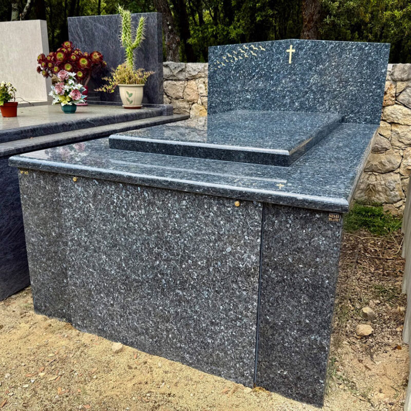 Monument funéraire hors sol posé en granit Labrador Bleu posé à Valbonne (06)