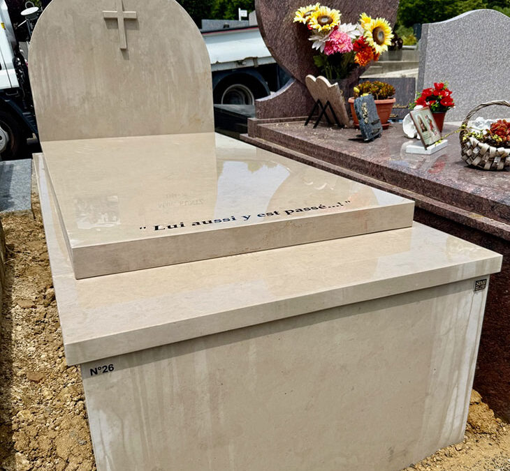 Monument funéraire hors sol en pierre calcaire posé à Antibes (06)