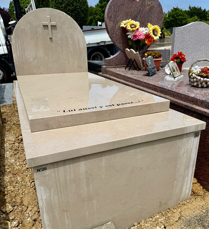 Monument funéraire hors sol en pierre calcaire posé à Antibes (06)