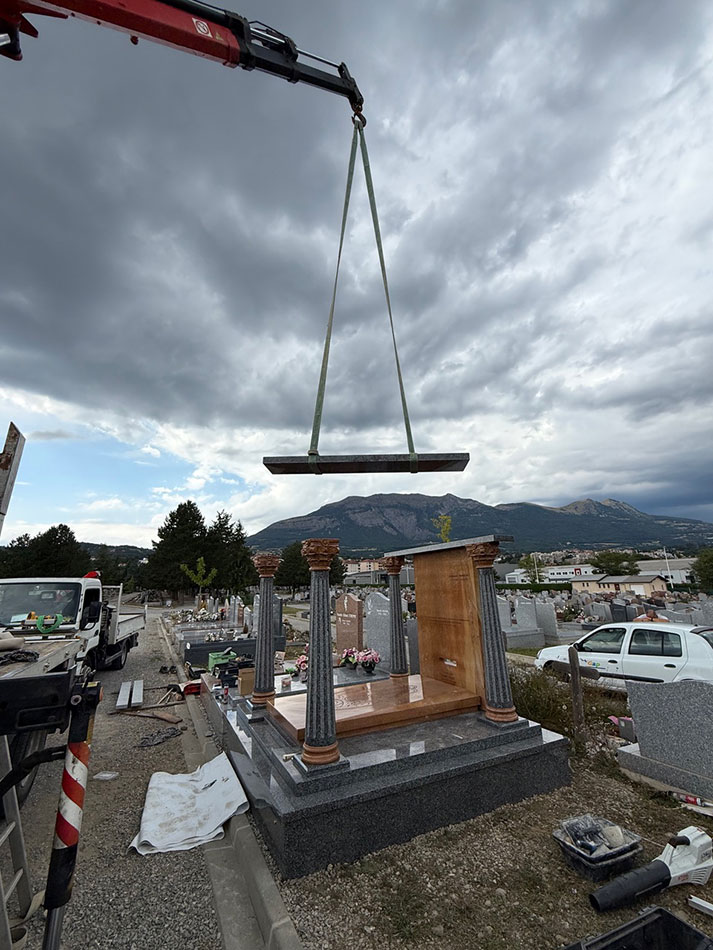 4-pose-chapelle-funeraire-toit-grue