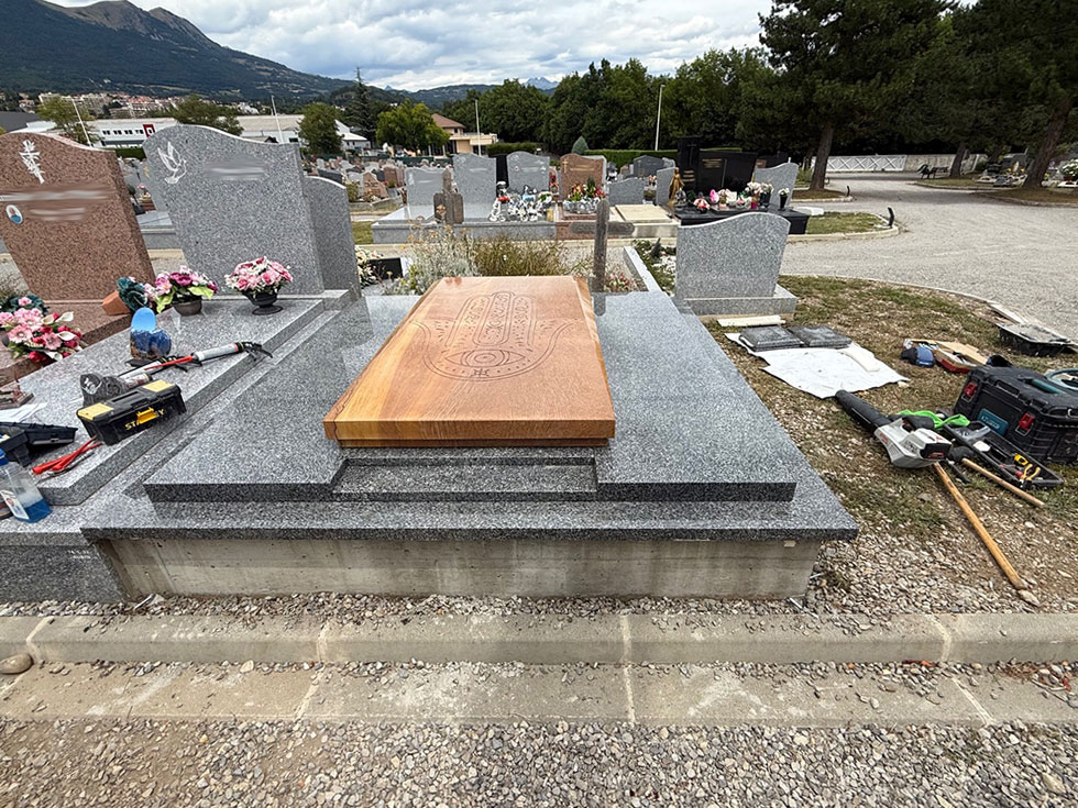 4-pose-monument-funeraire-chapelle