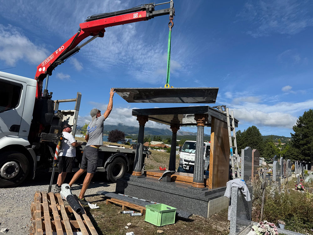 8-pose-chapelle-funeraire